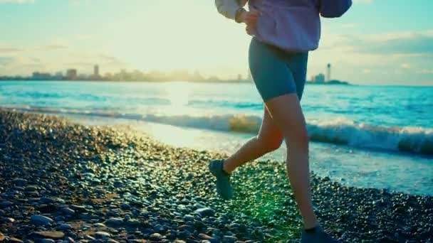 Atletisch Meisje Sportkleding Loopt Langs Het Strand Tegen Achtergrond Van — Stockvideo