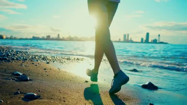 Unrecognizable Athletic Girl Sports Clothes Runs Beach Backdrop Urban Landscape — Stok video