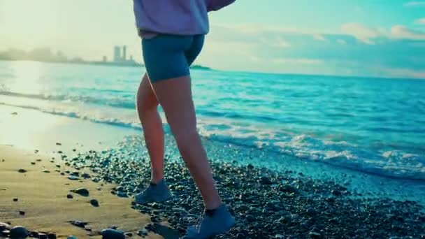 Close Van Vrouwen Benen Lopen Een Mooi Strand Slow — Stockvideo