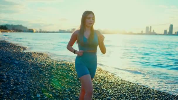 Een Prachtig Atletisch Meisje Sportkleding Loopt Langs Het Strand Tegen — Stockvideo