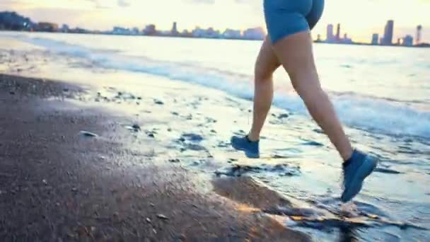 Sport Vrouwtje Rennen Het Strand Alleen Benen Zijn Zichtbaar Onherkenbaar — Stockvideo