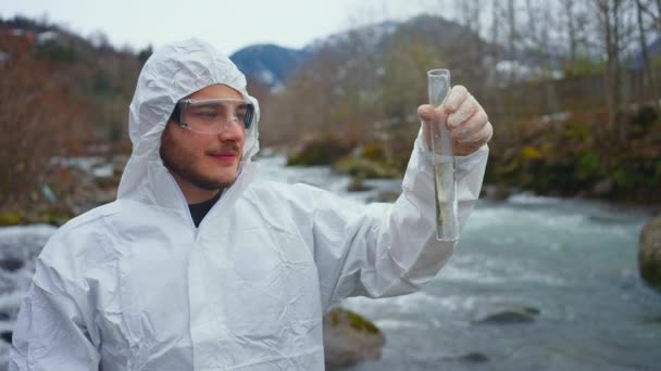 Analyzing River Water Water Pollution Problem Explorers Work — 图库视频影像