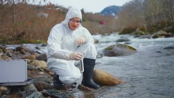 Аналіз Проблеми Забруднення Річкових Вод Виконавці Працюють Над Довкіллям — стокове відео