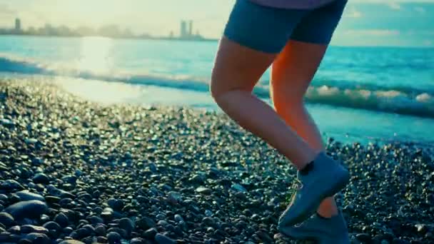 Крупный План Женских Ног Бегающих Прекрасному Пляжу — стоковое видео