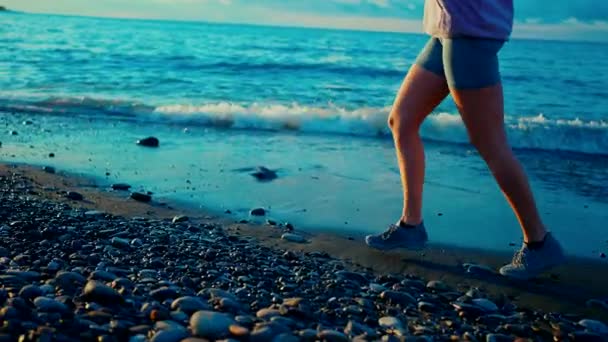 Боковой Вид Ног Бегуньи Пляже Крупным Планом Вид Сзади Медленный — стоковое видео