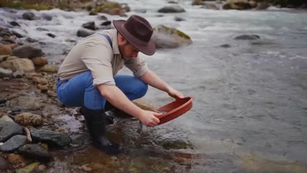 Panning Dla Złota Korycie Rzeki Panning Górnictwo Wydobycie Rzece — Wideo stockowe