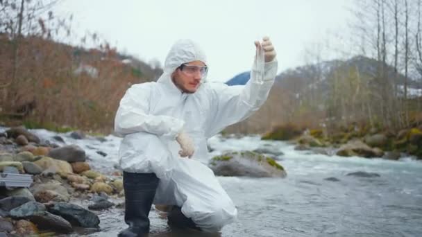 Nehir Suyu Kirliliği Sorunu Analiz Ediliyor Kaşifler Çalışıyor — Stok video