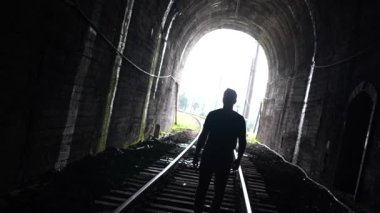 Tanımlanamayan mistik siluet karanlık bir metroda derinleşiyor.