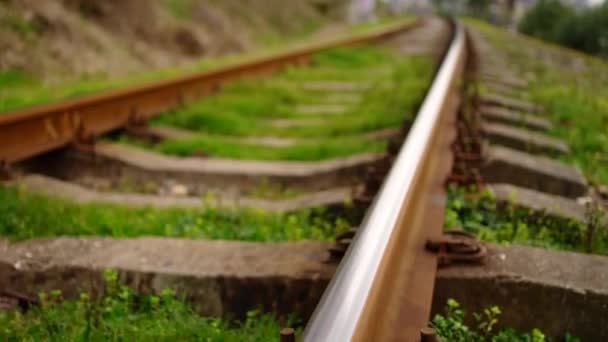 Ein Selektiver Fokus Alte Eisenbahn Schwellen Und Schienen Kamerabewegung — Stockvideo