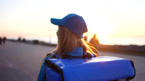 Młoda Kobieta Jest Dostawcą Plecakiem Kurierem Lub Transportem Towarów Lub — Wideo stockowe