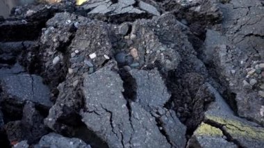 Deprem veya felaketten sonra asfalt parçaları.