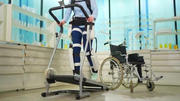 Paciente Con Una Lesión Del Sistema Musculoesquelético Prueba Exoesqueleto Laboratorio — Vídeos de Stock