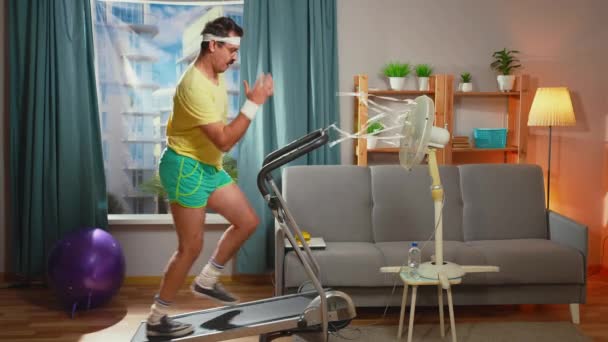 Lustiger Sportler Mit Schnurrbart Läuft Laufband Wohnzimmer — Stockvideo