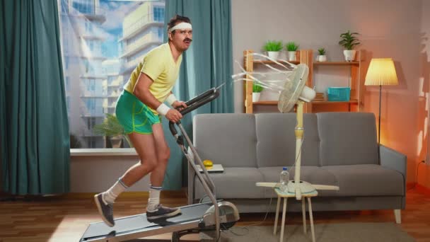 Erschöpfter Sportler Mit Schnurrbart Auf Dem Laufband Wohnzimmer — Stockvideo