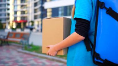 Genç bir kadın sırt çantası, kurye ya da mal ya da alımları müşteriye götüren bir teslimatçıdır.