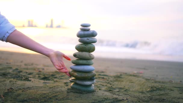 Uma Pirâmide Zen Caindo Pedras Praia Oceano Conceito Ideia Desequilíbrio — Vídeo de Stock