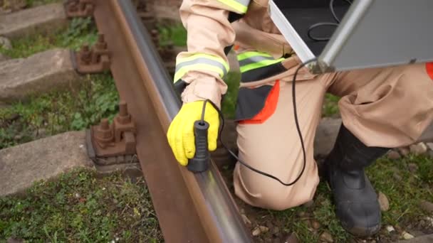 機関士が鉄道の寝台車の欠陥を探し — ストック動画