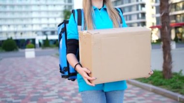 Genç bir kadın sırt çantası, kurye ya da mal ya da alımları müşteriye götüren bir teslimatçıdır.