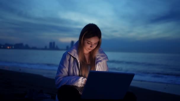 Nacht Portret Vrouwelijke Freelancer Met Behulp Van Een Laptop Het — Stockvideo