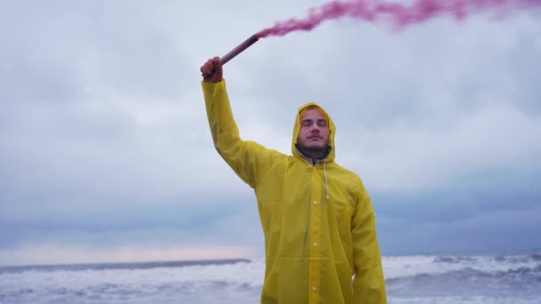 Μοναχικός Άνδρας Πορτρέτο Στην Παραλία Κίτρινη Στολή Βροχής Στο Χέρι — Αρχείο Βίντεο