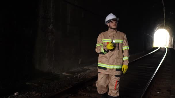 建設中の欠陥を探す鉄道トンネルの検査 — ストック動画
