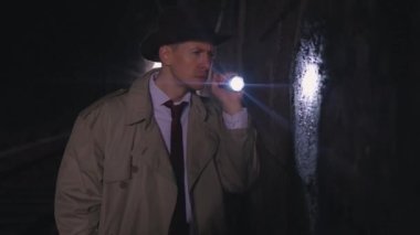 Retro tarzı casus dedektifi ya da gangster soruşturması, suç mahalli kanıt toplama