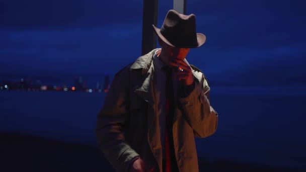 Retro Estilo Espião Detetive Gangster Man Investigação Coleta Provas Cena — Vídeo de Stock
