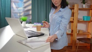 Portre kadın Freelancer oturma odasında masa başında çalışıyor.
