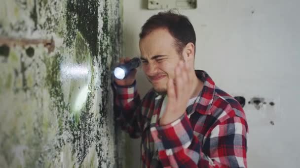 Hombre Con Una Camisa Encontró Moho Casa Sintió Olor Desagradable — Vídeos de Stock