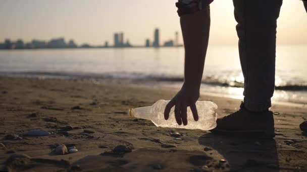 プラスチック汚染水の中のゴミのリサイクルとマイクロプラスチック粒子 — ストック動画