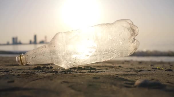 Πλαστική Ρύπανση Σκουπίδια Και Μικροπλαστικά Σωματίδια Στο Νερό — Αρχείο Βίντεο