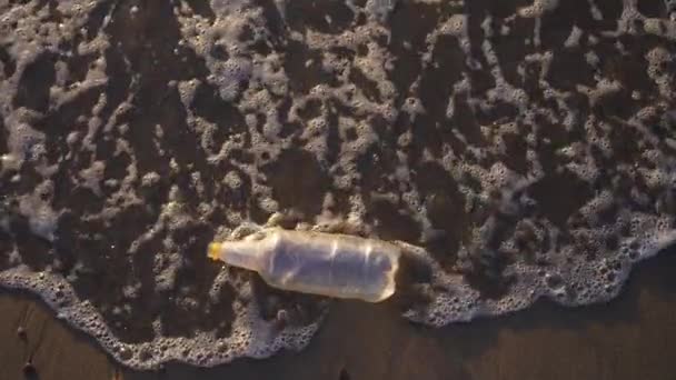 塑料污染垃圾回收和水中的微塑料颗粒 — 图库视频影像
