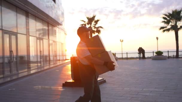 Üniformalı Bir Teslimatçı Nakliyeci Bir Kutu Taşır — Stok video