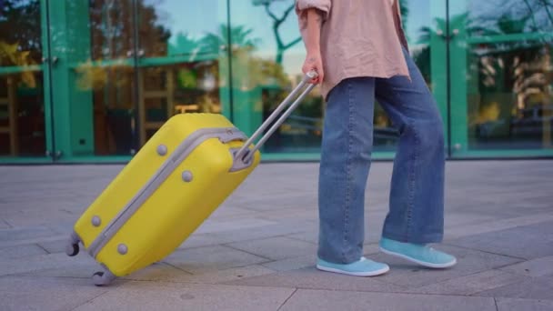 Eine Nahaufnahme Eines Koffers Gelb Rollt Vor Dem Hintergrund Eines — Stockvideo