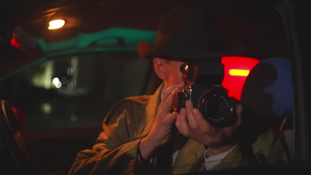 监视私人侦探老式风格的人在车里拍照 — 图库视频影像