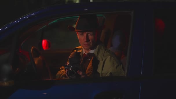 Gammaldags Detektiv Filmare Sköt Mannen Övervakning Från Bilen — Stockvideo