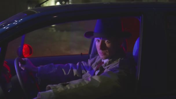Homme Confiant Gangster Policier Costume Rétro Chapeau Est Assis Dans — Video