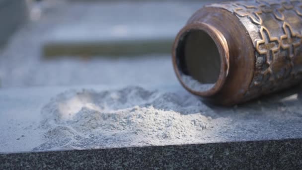 Eine Offene Urne Für Asche Auf Dem Friedhof Großaufnahme Kein — Stockvideo