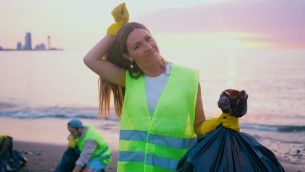 Potret Indah Perempuan Positif Relawan Tersenyum Kantong Sampah Tangannya Matahari — Stok Video