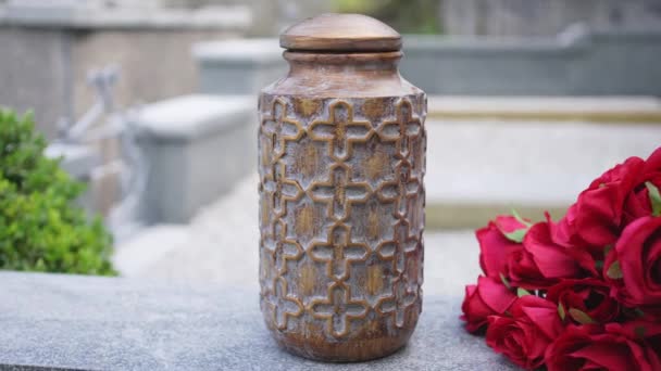 Urna Para Cenizas Flores Fondo Del Cementerio Cremación Ceremonia Funeral — Vídeos de Stock
