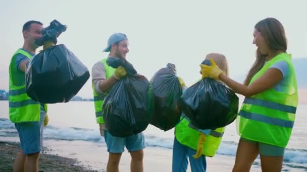 Alegre Equipe Positiva Grupo Voluntários Com Sacos Lixo Suas Mãos — Vídeo de Stock