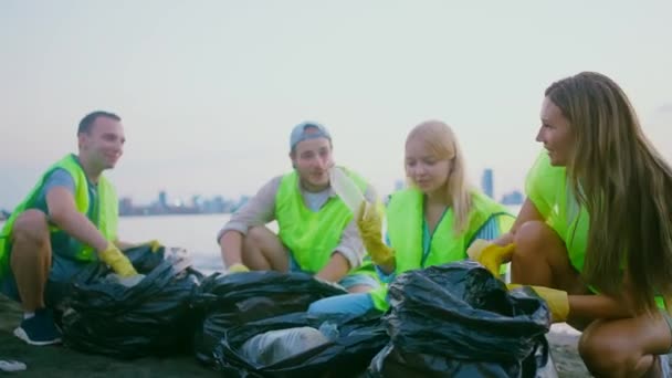Группа Студентов Волонтеров Оказывает Помощь Сбору Пластикового Мусора Мешки — стоковое видео