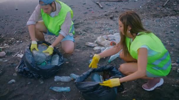 Equipo Voluntarios Chalecos Verdes Recoge Basura Plástica Costa — Vídeo de stock