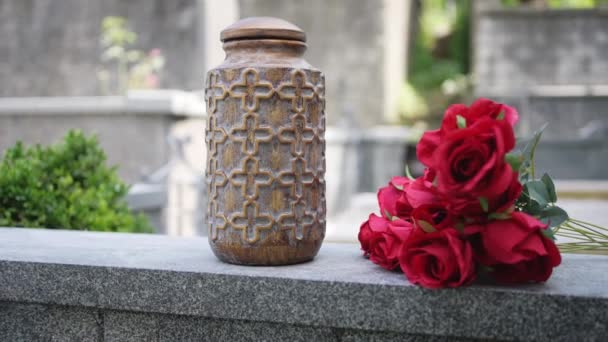 Una Urna Cremación Ceremonia Esparcir Las Cenizas Fondo Del Cementerio — Vídeo de stock