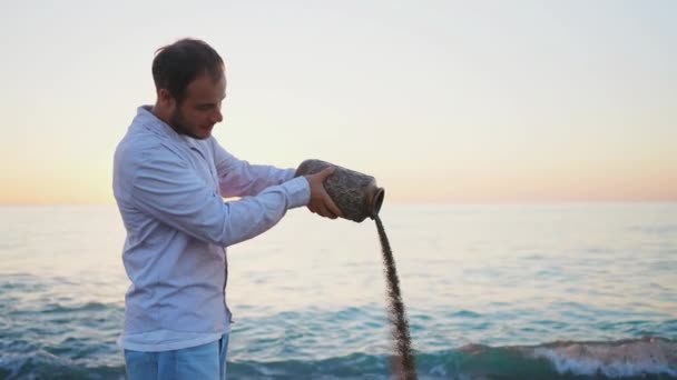 Een Verstrooiende Ceremonie Oceaan Bij Zonsondergang Prachtige Zon — Stockvideo