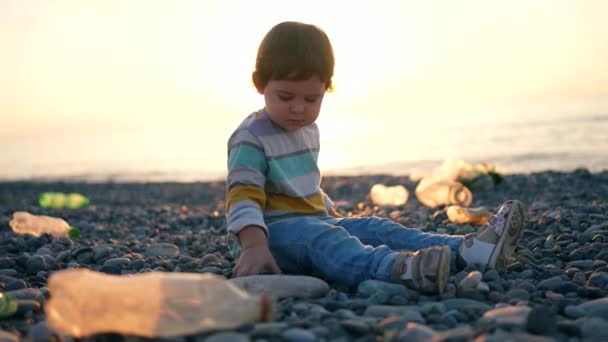 Niño Pequeño Está Sentado Jugando Entre Basura Plástico Playa — Vídeo de stock