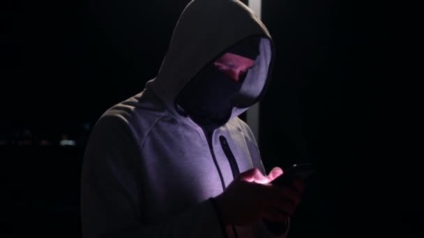 Hacker Bandido Criminal Pasamontañas Por Noche Calle Utiliza Teléfono Para — Vídeos de Stock