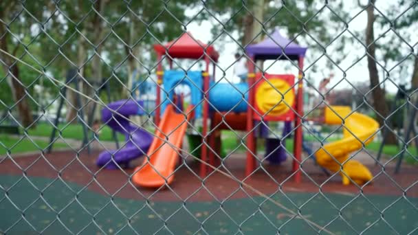 Parque Infantil Com Crianças Atrás Das Grades Vedação — Vídeo de Stock