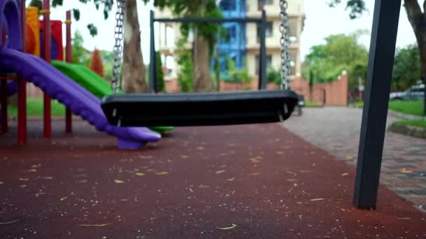 Самотні Порожні Гойдалки Дитячому Майданчику Проблема Зниклих Людей — стокове відео