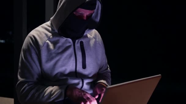 Kriminel Bandit Hacker Balaclava Natten Gaden Ved Hjælp Bærbar Computer – Stock-video